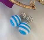 Dobbelt perleøreringe; lyseblå og hvide striber og lille diamantbold med glitrende sten